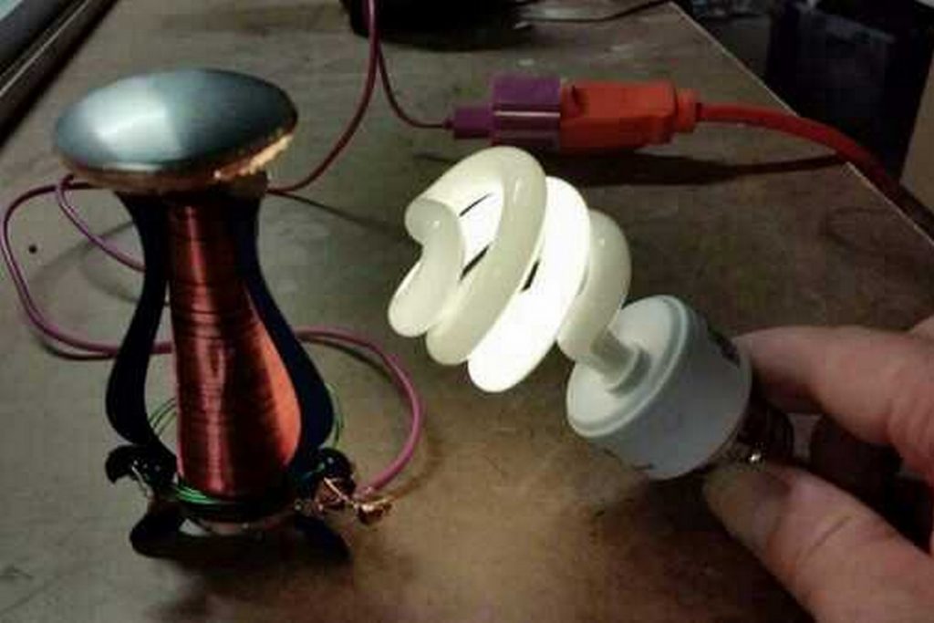 mini telsa coil lights up CFL bulb